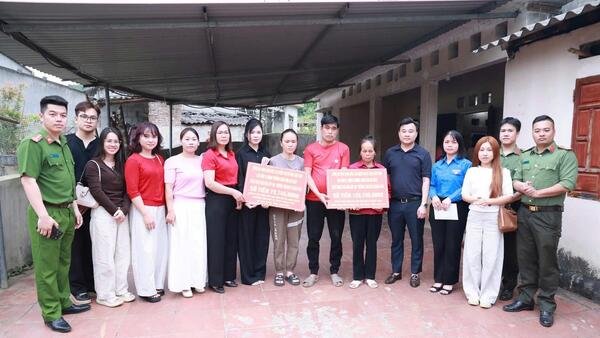 Trường THCS Tràng Phái phối hợp với Công an và Đoàn thanh niên xã Tân Đoàn đã tổ chức đến thăm hỏi, động viên và trao số tiền 196 triệu đồng cho cháu Triệu Ngọc Bảo Hân, trú tại thôn Còn Chuông, xã Tân Đoàn.