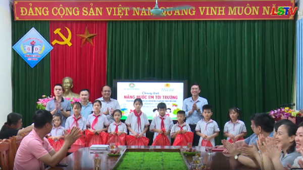 Nâng bước em tới trường