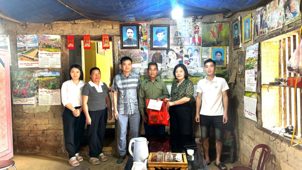 LÃNH ĐẠO XÃ TÂN ĐOÀN THĂM, TẶNG QUÀ NGƯỜI CÓ CÔNG NHÂN DỊP KỶ NIỆM 79 NĂM NGÀY THƯƠNG BINH - LIỆT SĨ