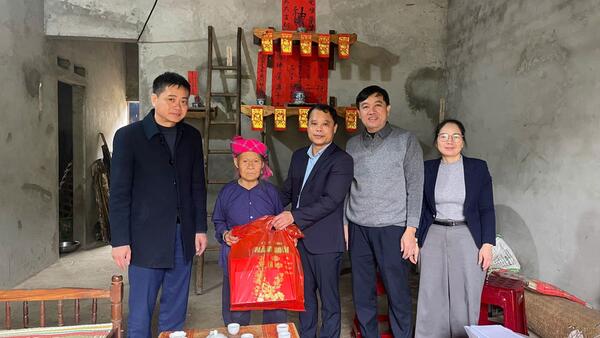 Thăm hỏi, tặng quà, chúc Tết và dâng hương nhân dịp tết Nguyên đán Bính Ngọ 2026