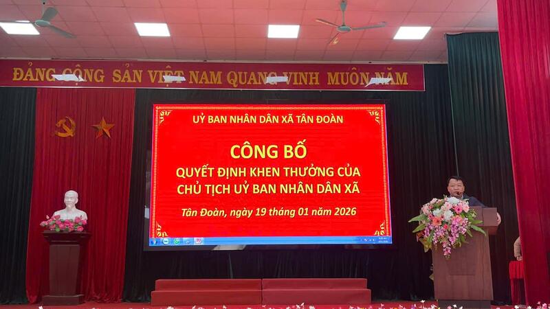 Hội nghị Công bố Quyết định khen thưởng của Chủ tịch UBND xã năm 2025