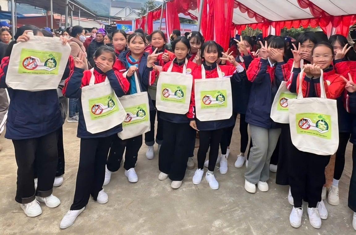 Các em học sinh trở thành những tuyên truyền viên tích cực trong việc sử dụng túi vải thân thiện với môi trường. Ảnh: Hoàng Nghĩa.
