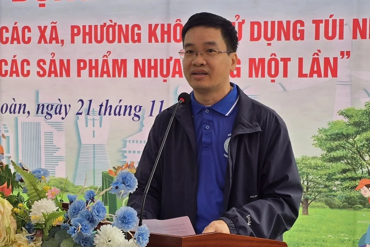 Phó Giám đốc Sở NN-MT Triệu Đức Minh cho biết, mô hình chợ phiên không túi nilon là bước đi quan trọng trong hành trình thực hiện lộ trình quốc gia về hạn chế nhựa dùng một lần. Ảnh: Hoàng Nghĩa.