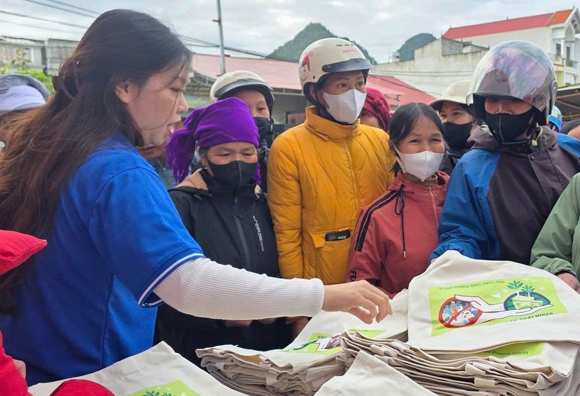 Cán bộ Sở NN-MT Lạng Sơn tuyên truyền cho người dân về việc sử dụng túi vải thân thiện với môi trường. Ảnh: Hoàng Nghĩa.